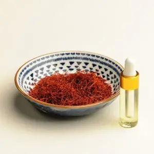 Premium Iraanse saffraan en etherische saffraanolie op een professionele foto.