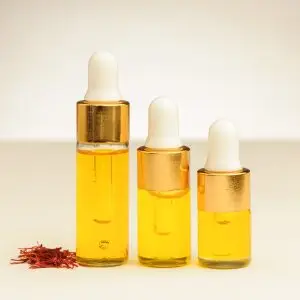 Goudgele Saffraanolie - Drie flesjes met zichtbaar pipet, een waardevolle toevoeging aan je wellnessroutine