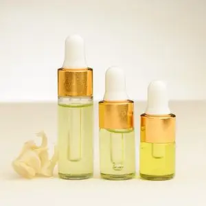 3 flesjes lelietjes van Dalen olie met een lichtgelige tot lichtgroene kleur, perfect voor aromatherapie.