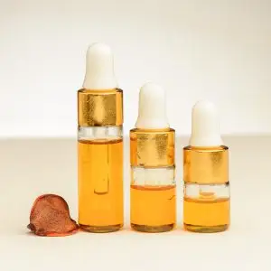Drie flesjes van 2 ml, 3 ml en 4 ml etherische valeriaanolie met een oranje tint