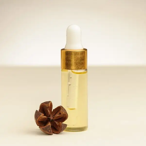 Een 10 ml flesje arganolie geproduceerd met de steen.