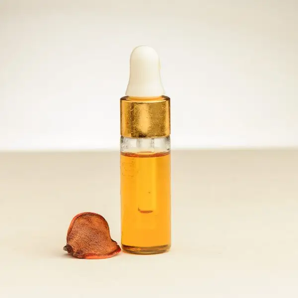 Flesje van 4 ml etherische valeriaanolie met een oranje tint