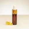 Flesje van 4 ml etherische vanille-olie met een diepbruine kleur