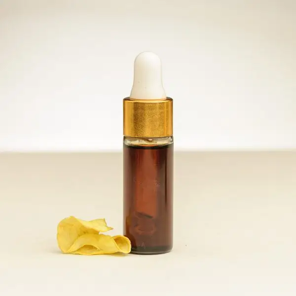 Flesje van 4 ml etherische vanille-olie met een diepbruine kleur