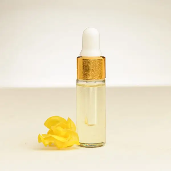 Flesje etherische Ylang Ylang olie met Ylang Ylang bloem, te bestellen in 2 ml, 3 ml, of 4 ml