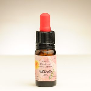 Biologische CBD Olie van Superieure Kwaliteit - Een 10 ml flesje met hoogwaardige CBD olie, afkomstig van vezelhennep met een verwaarloosbare hoeveelheid THC. Ideaal voor het ondersteunen van ontspanning en algemeen welzijn.