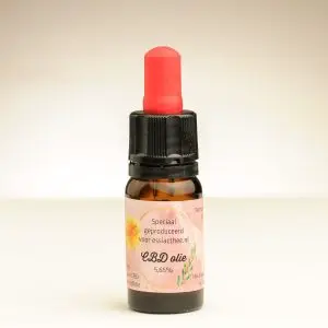 Biologische CBD Olie 5,65% van Superieure Kwaliteit - Een 10 ml flesje met hoogwaardige CBD olie, afkomstig van vezelhennep met een verwaarloosbare hoeveelheid THC. Ideaal voor het ondersteunen van ontspanning en algemeen welzijn.